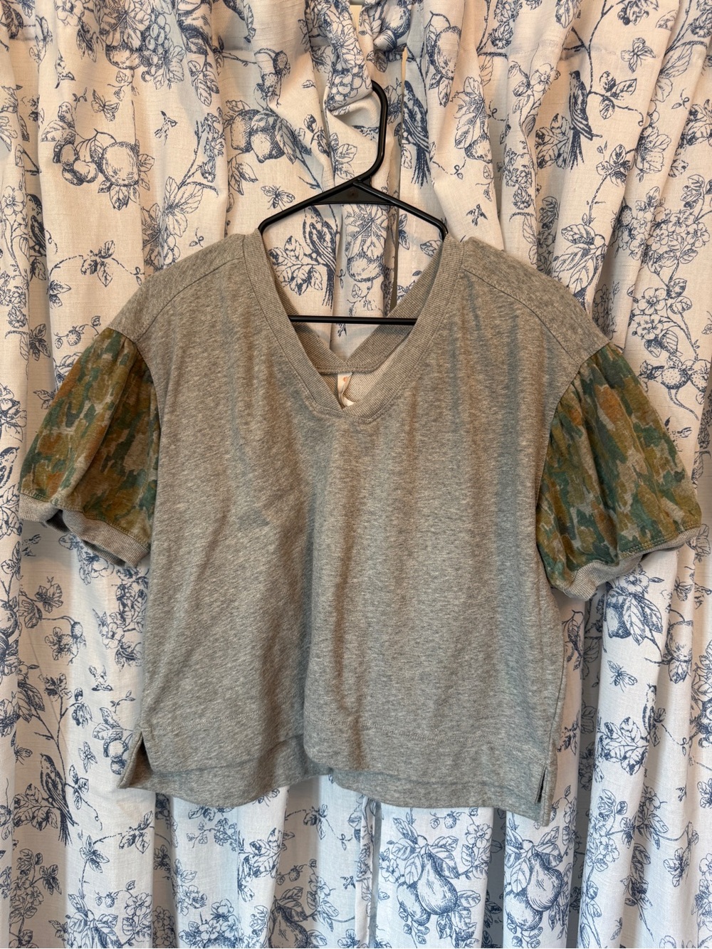 Relaxed V-Neck Gray Top with Patterned Puff Sleeves